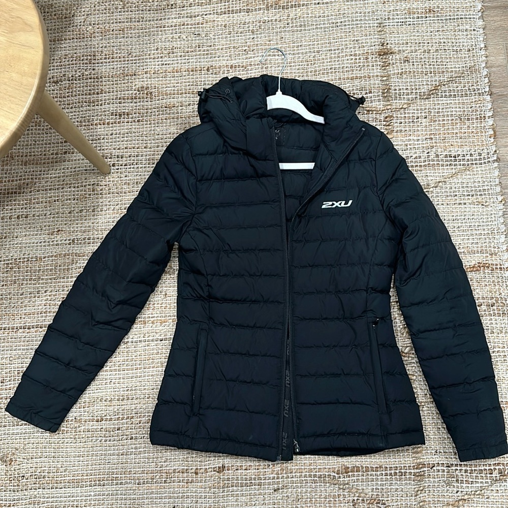 2xu rainy jacket for cold weather lots of features and removable hood
